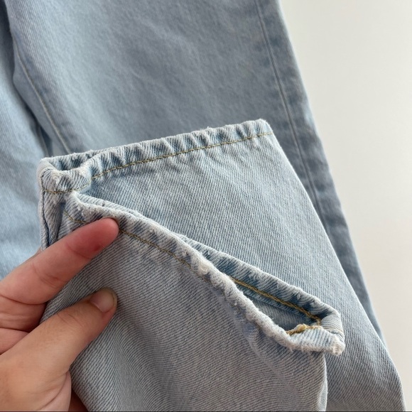 LEVIS Light Wash Wedgie Straight Fit Denim Jeans Distressed Hem Size 24 - Picture 7 of 7